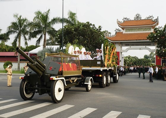 Former President Le Duc Anh laid to rest in HCMC ảnh 13