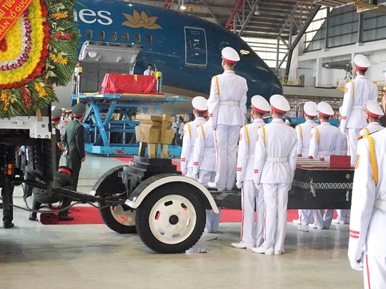 Former President Le Duc Anh laid to rest in HCMC ảnh 16