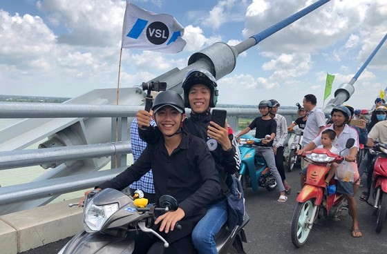 Vam Cong bridge open to traffic in Mekong Delta ảnh 7