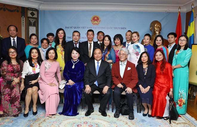 Prime Minister visits Vietnamese embassy staff, expatriates in Sweden ảnh 1