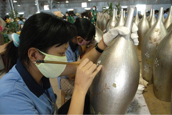 Vietnam posts trade surplus despite export growth plunge in first quarter ảnh 1