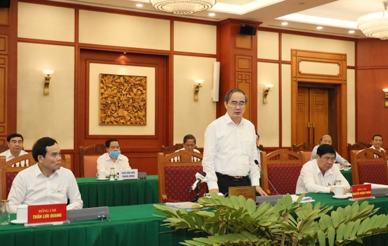 Party leader approves HCMC's preparations for 11th municipal Party Congress ảnh 4
