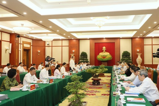 Party leader approves HCMC's preparations for 11th municipal Party Congress ảnh 3