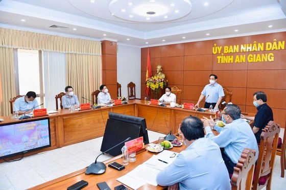 PM holds emergency online conference on COVID-19 control ảnh 1