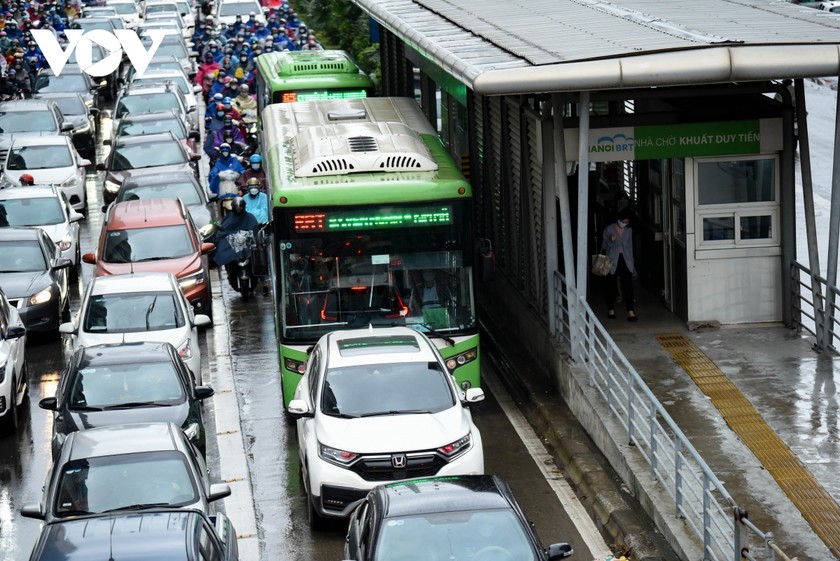 Xe buýt nhanh BRT Hà Nội "bò" trên làn đường ưu tiên ảnh 9