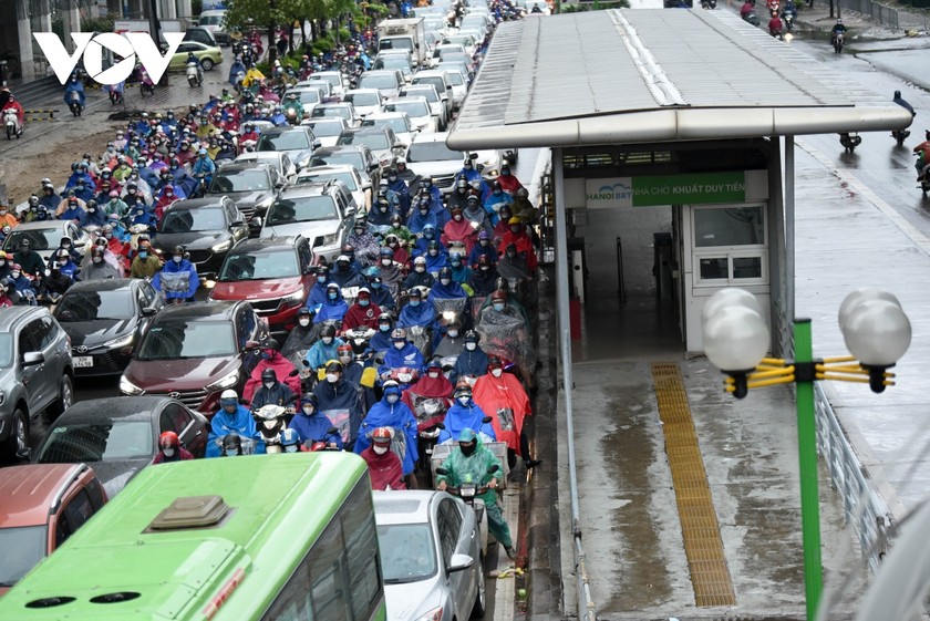 Xe buýt nhanh BRT Hà Nội "bò" trên làn đường ưu tiên ảnh 7