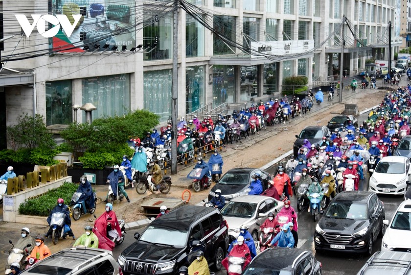 Xe buýt nhanh BRT Hà Nội "bò" trên làn đường ưu tiên ảnh 6