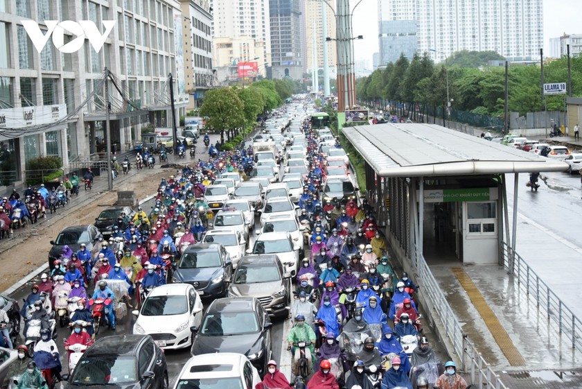 Xe buýt nhanh BRT Hà Nội "bò" trên làn đường ưu tiên ảnh 11