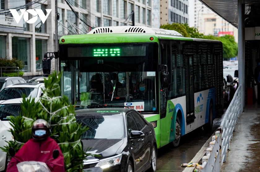 Xe buýt nhanh BRT Hà Nội "bò" trên làn đường ưu tiên ảnh 8