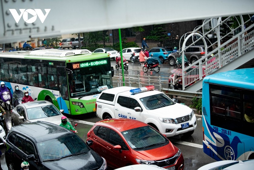 Xe buýt nhanh BRT Hà Nội "bò" trên làn đường ưu tiên ảnh 3