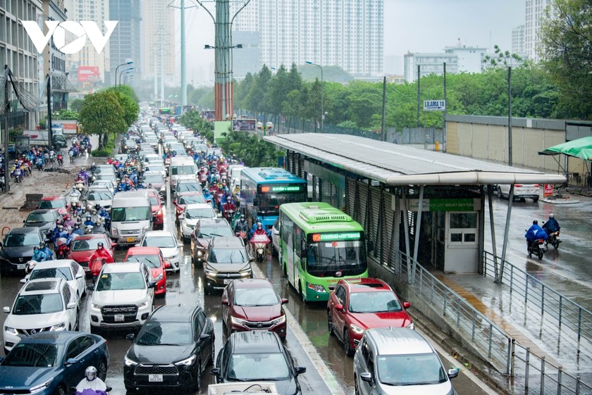 Xe buýt nhanh BRT Hà Nội "bò" trên làn đường ưu tiên ảnh 14