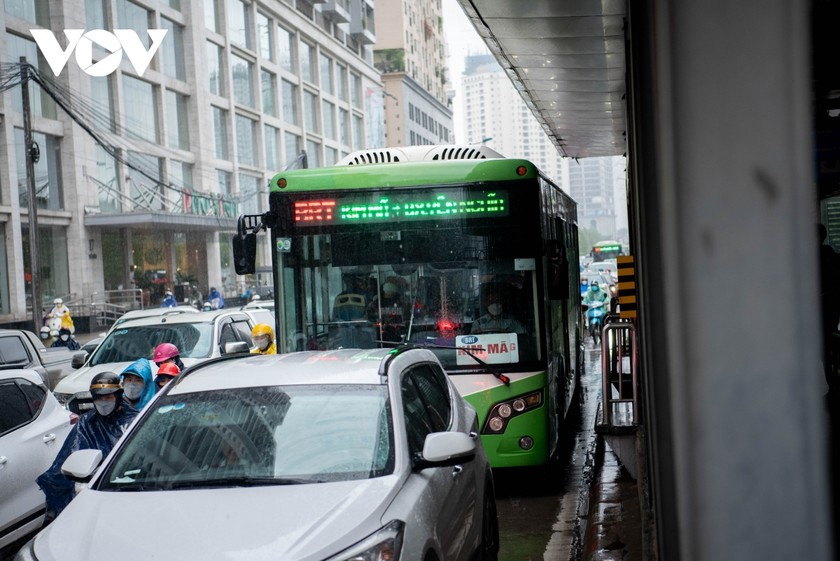 Xe buýt nhanh BRT Hà Nội "bò" trên làn đường ưu tiên ảnh 4