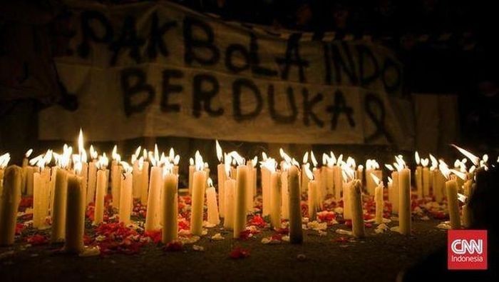 Những ngọn nến được người dân Indonesia thắp lên bên ngoài sân Kanjuruhan để tưởng niệm các nạn nhân thiệt mạng trong vụ bạo loạn kinh hoàng đêm 1-10 (Ảnh: CNN Indonesia)