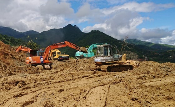 Landslides isolate Muong Lat district, traffic ảnh 1