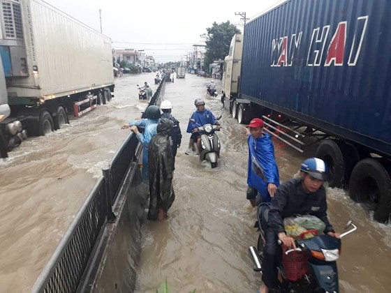 Prolonged rains isolate many streets in Khanh Hoa Province ảnh 1