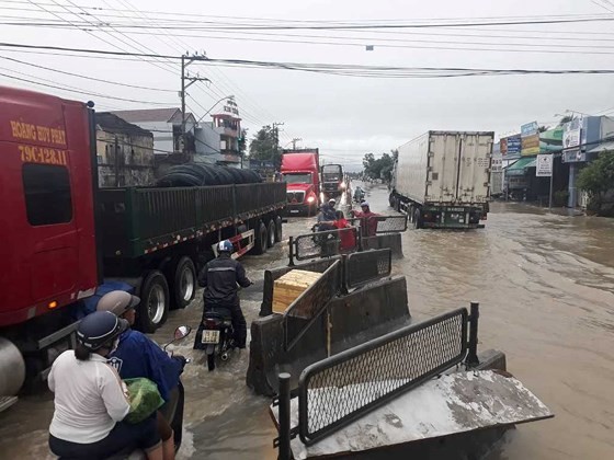 Prolonged rains isolate many streets in Khanh Hoa Province ảnh 2