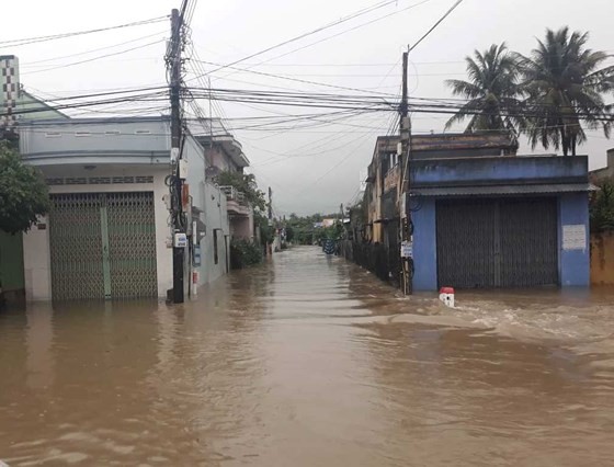 Prolonged rains isolate many streets in Khanh Hoa Province ảnh 3