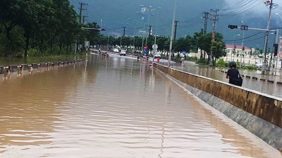 Main streets heading to Cam Ranh In't Airport disrupted traffic ảnh 2