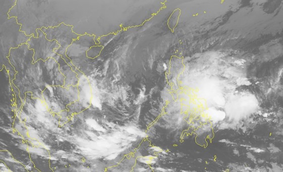 Tropical low-pressure system nears East Sea ảnh 1