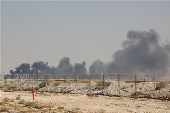 Khói bốc lên từ nhà máy lọc dầu của Aramco ở Abqaiq, Saudi Arabia, sau vụ tấn công ngày 14-9-2019. Ảnh: TTXVN