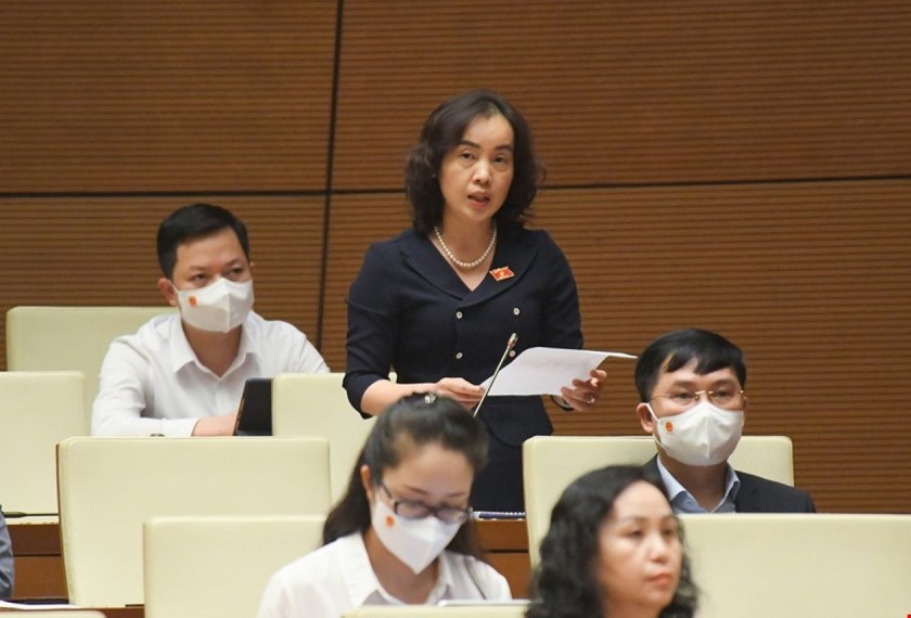 Đại biểu Nguyễn Thị Kim Anh phát biểu thảo luận tại Hội trường Diên Hồng. Ảnh: Quốc hội