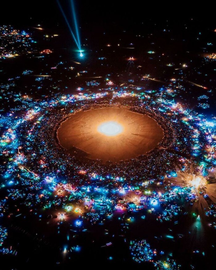 Bức ảnh chụp lễ hội âm nhạc, văn hóa và nghệ thuật Burning Man từ trên cao trông giống như một thiên hà trong vũ trụ.