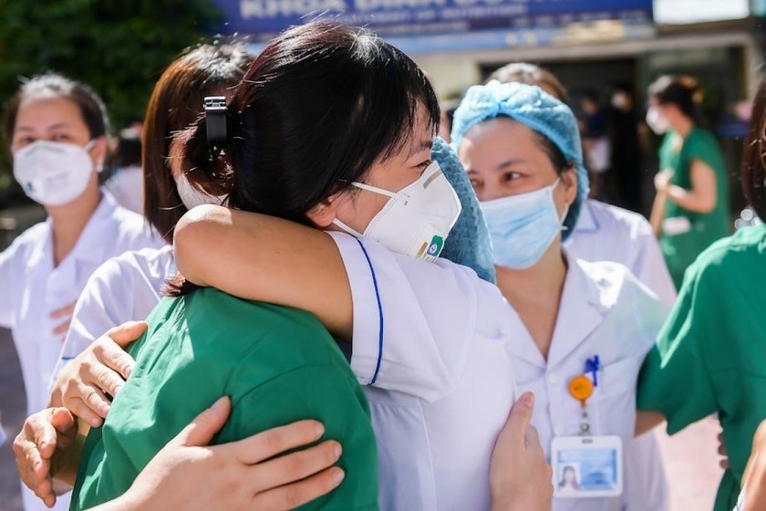 Nhân viên y tế Bệnh viện Phụ sản Trung ương chia tay đồng nghiệp để vào Nam chống dịch.