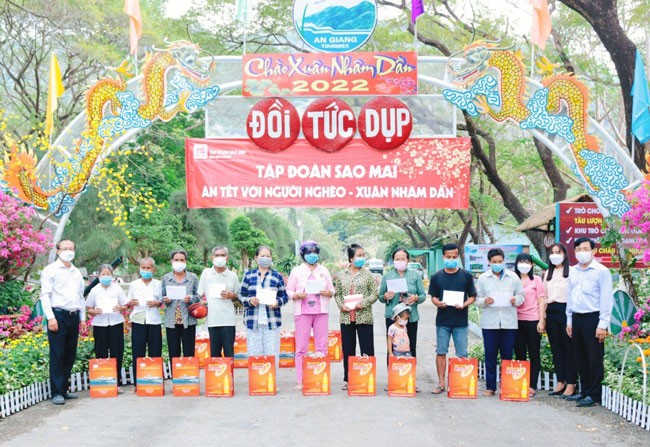 Sao Mai ăn Tết với người nghèo Xuân Nhâm Dần ảnh 8