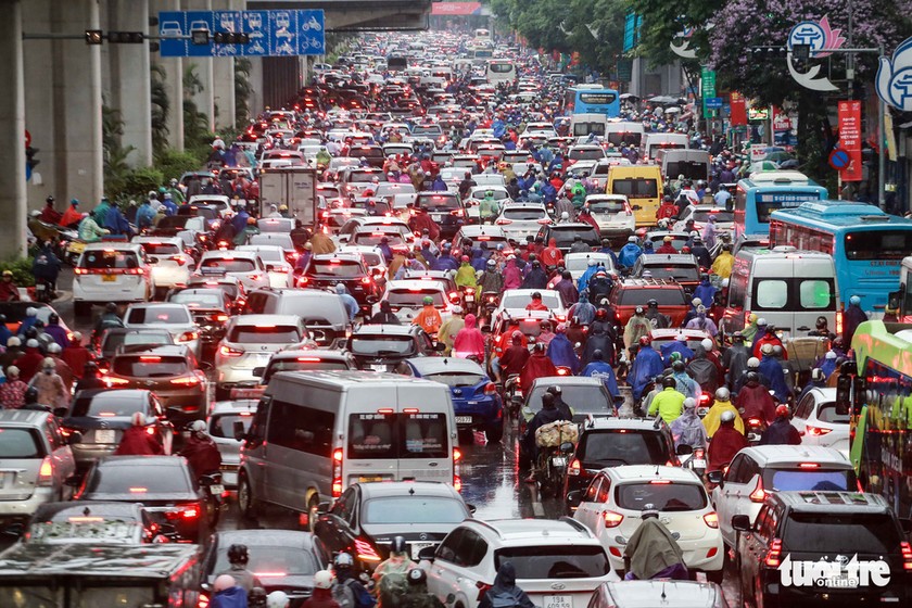 Nhiều tuyến đường Hà Nội ùn tắc nghiêm trọng trong mưa rả rích - Ảnh 7.