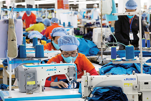 Các doanh nghiệp đang chú ý đến tỷ giá hối đoái để lựa chọn đồng tiền thanh toán có lợi cho doanh nghiệp.