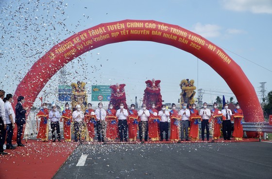 President attends traffic opening ceremony of Trung Luong - My Thuan Expressway ảnh 4
