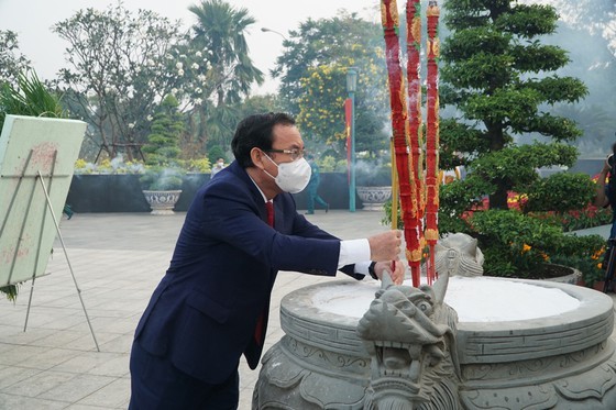 HCMC leaders commemorate heroes, martyrs on occasion of Lunar New Year ảnh 3