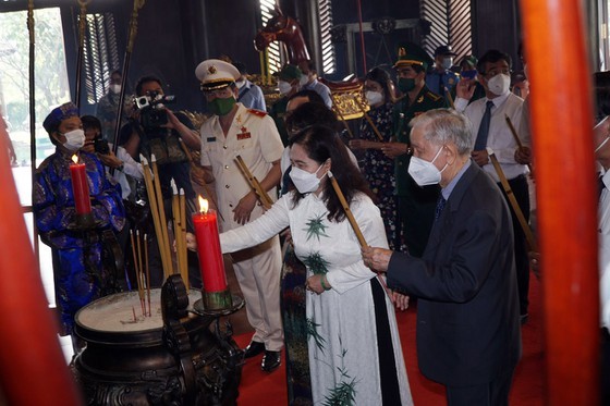 HCMC leaders commemorate heroes, martyrs on occasion of Lunar New Year ảnh 10