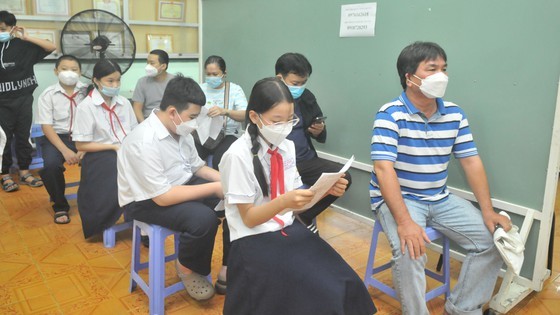 Nearly 30,000 sixth-grade students in HCMC vaccinated ảnh 6