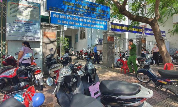 CDC Khanh Hoa Director prosecuted for violations in Covid-19 test kit purchase ảnh 1