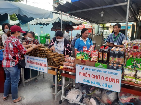 More than 500 patients participate in zero-dong market at Thu Duc Hospital ảnh 3