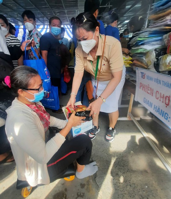 More than 500 patients participate in zero-dong market at Thu Duc Hospital ảnh 1