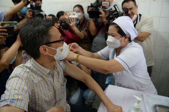 Covid-19 might recur if people neglect vaccination: Deputy PM Vu Duc Dam ảnh 3