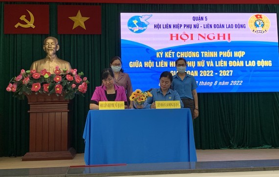 District 5 joins hands to support underprivileged female workers, single moms ảnh 1