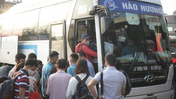 44.6 percent of passenger transport enterprises reduce fares ảnh 1