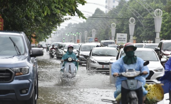 Heavy downpours cause severe flooding in Northern, Central provinces ảnh 1