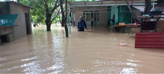 Heavy downpours cause severe flooding in Northern, Central provinces ảnh 4