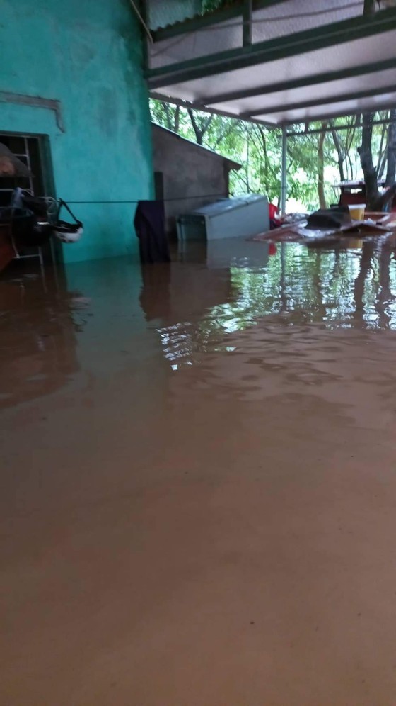 Heavy downpours cause severe flooding in Northern, Central provinces ảnh 8