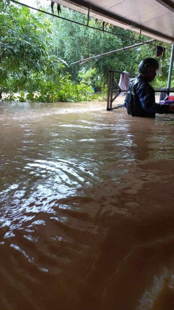 Heavy downpours cause severe flooding in Northern, Central provinces ảnh 6