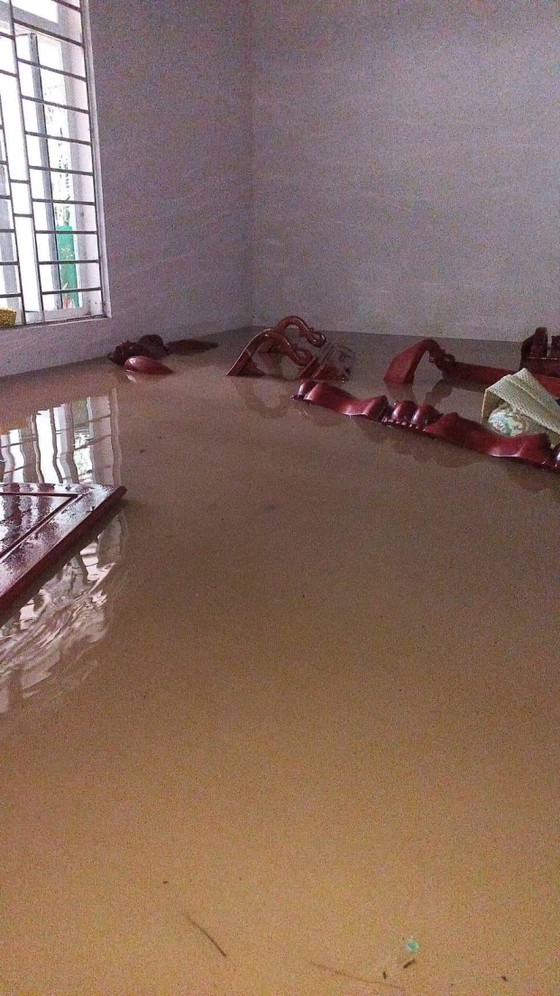 Heavy downpours cause severe flooding in Northern, Central provinces ảnh 9