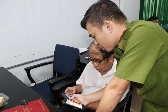 Citizens guided to use public services online ảnh 1