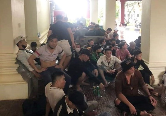 Many Vietnamese workers returning from Cambodia via Moc Bai Border Gate ảnh 1