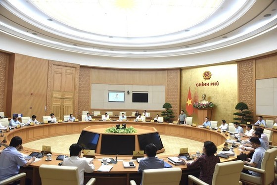 PM assigns tasks to overcome difficulties, ensure macro-economic stability ảnh 2