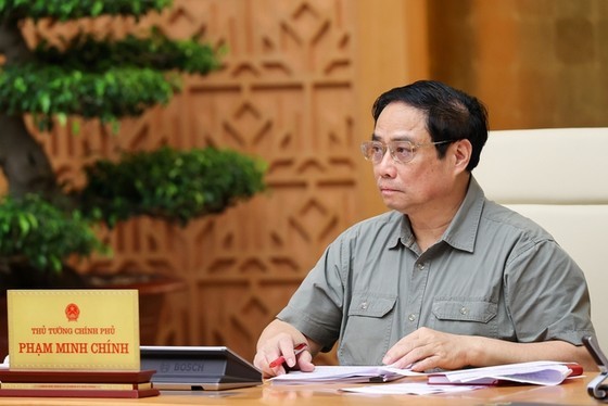 PM assigns tasks to overcome difficulties, ensure macro-economic stability ảnh 1