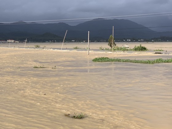 Many places isolated, flooded after Storm Noru's landing ảnh 11